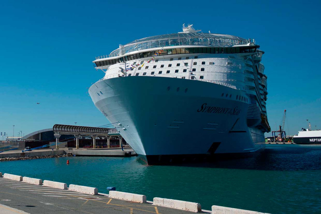 Pada musim gugur, Symphony of the Seas akan memindahkan pangkalan ke Miami, Florida, dan meluncurkan serangkaian kapal pesiar Karibia. Tujuan sempurna mungkin saat kapal itu berhenti di Bora Bora, tepatnya di CocoCay, pulau pribadi yang dimiliki Royal Caribbean yang menjadi rumah bagi seluncuran tertinggi di Amerika Utara, wahana balon udara panas, dan kolam air tawar terbesar di Karibia. 