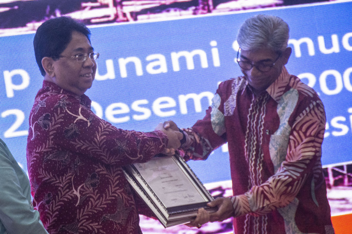 Wakil Menteri Luar Negeri Abdurrahman M Fachir (kanan) memberikan sertifikat 