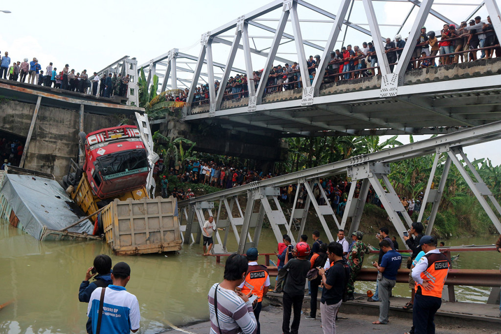 Sisi barat jembatan itu runtuh sekitar 50 meter dan mengakibatkan dua orang tewas. Satu lainnya ditemukan selamat dan sudah dibawa ke Puskesmas, sedangkan satu orang lain masih dalam pencarian.