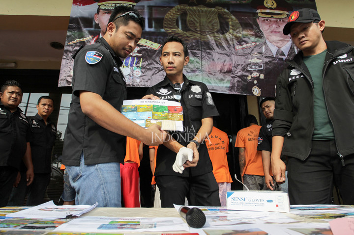 Petugas Kepolisian dari Satuan Reskrim Polres Metro Jakarta Barat menunjukan sejumlah barang bukti pengungkapan kasus pembobolan kartu Anjungan Tunai Mandiri (ATM) dengan cara ganjal kartu di Kantor Polres Metro Jakarta Barat.