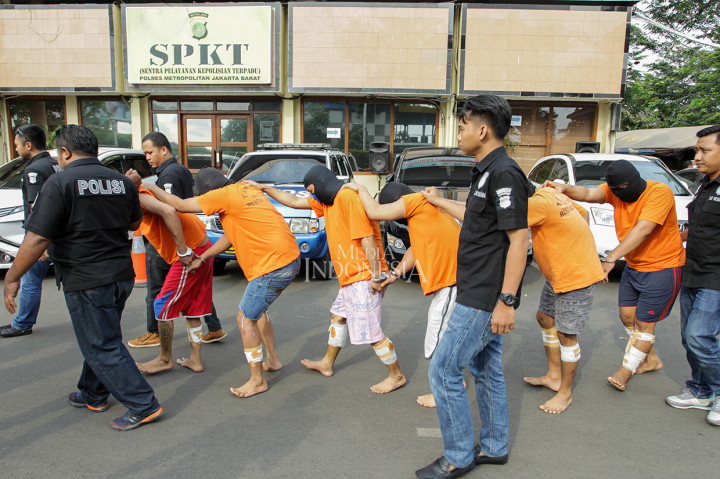 Kasat Reskrim Jakarta Barat AKBP Edy Suranta Sitepu menerangkan, pelaku yang ditangkap ada tujuh orang, sedangkan satu lagi masih buron.