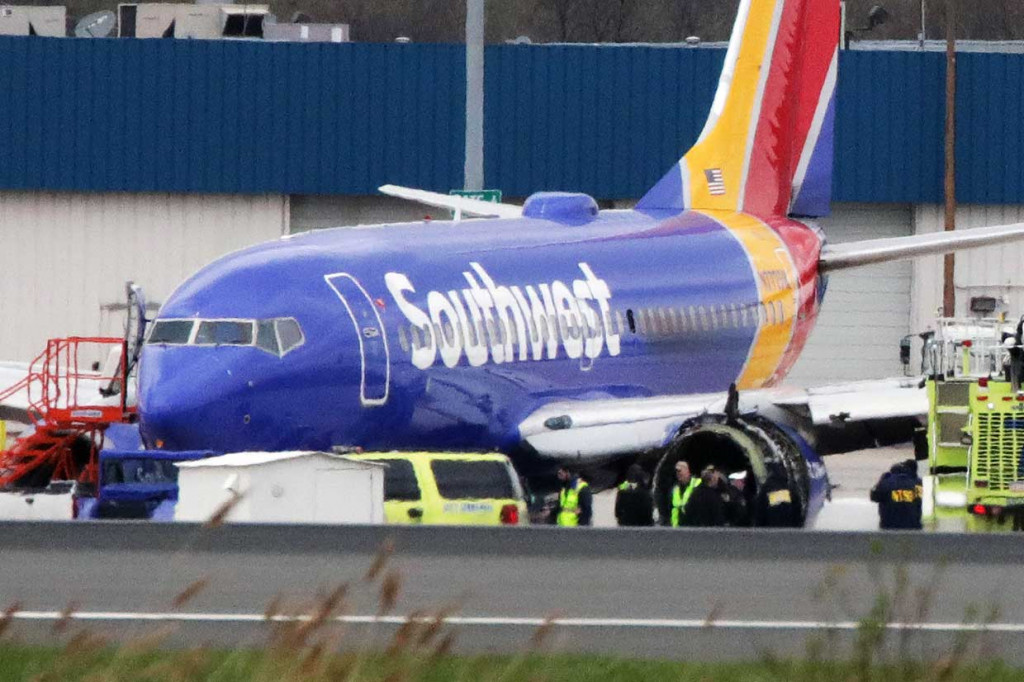 Petugas tengah melakukan pemeriksaan terhadap salah satu mesin pesawat Southwest Airlines yang meledak, di Bandara Internasional Philadelphia, Selasa, 17 April 2018 waktu setempat.