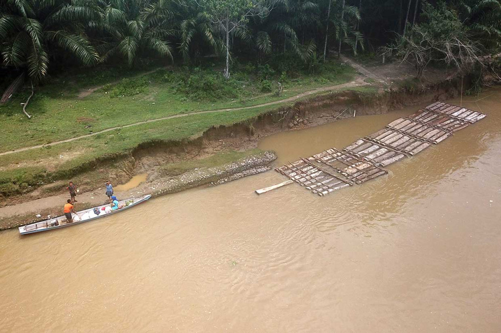 Aparat Satreskrim Polres Aceh Singkil mengamankan kayu yang diduga hasil penebangan illegal dalam kawasan hutan lindung wilayah Soraya di Desa Jabi-Jabi, Subulussalam, Aceh, Selasa, 17 April 2018.