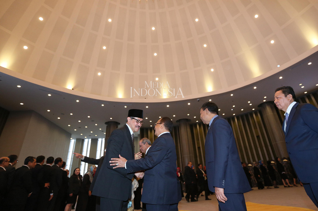 Deputi Gubernur Bank Indonesia terpilih periode 2018-2023, Dody Budi Waluyo menerima ucapan selamat seusai pelantikan di Mahkamah Agung, Jakarta.