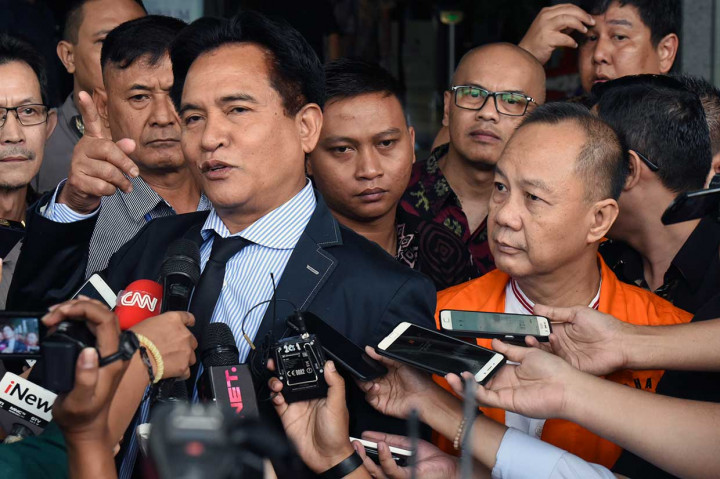 Mantan Kepala Badan Penyehatan Perbankan Nasional (BPPN) Syafruddin Arsyad Temenggung (kanan) diwakili kuasa hukumnya Yusril Ihza Mahendra menjawab pertanyaan wartawan seusai menandatangani berkas pelimpahan tahap dua di gedung KPK, Jakarta, Rabu, 18 April 2018.