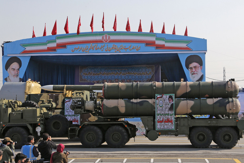 Hal itu dikatakan Rouhani saat militer Iran melakukan parade militer dengan menunjukkan rudal dan tentara pada hari Tentara Nasional.