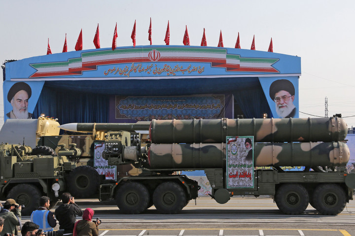 Hal itu dikatakan Rouhani saat militer Iran melakukan parade militer dengan menunjukkan rudal dan tentara pada hari Tentara Nasional.