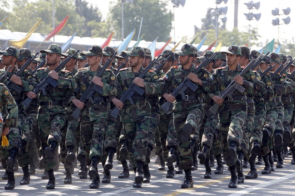 Tentara Iran berbaris saat parade militer pada hari Tentara Nasional di Teheran.

