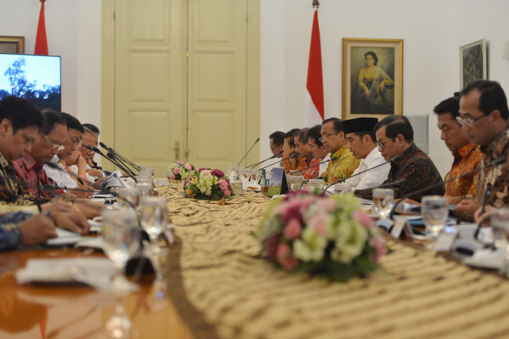Presiden Joko Widodo (keempat kanan) memimpin rapat terbatas mengenai Percepatan Pelaksanaan Berusaha (Online Single Submission/OSS) di Istana Kepresidenan Bogor, Jawa Barat.
