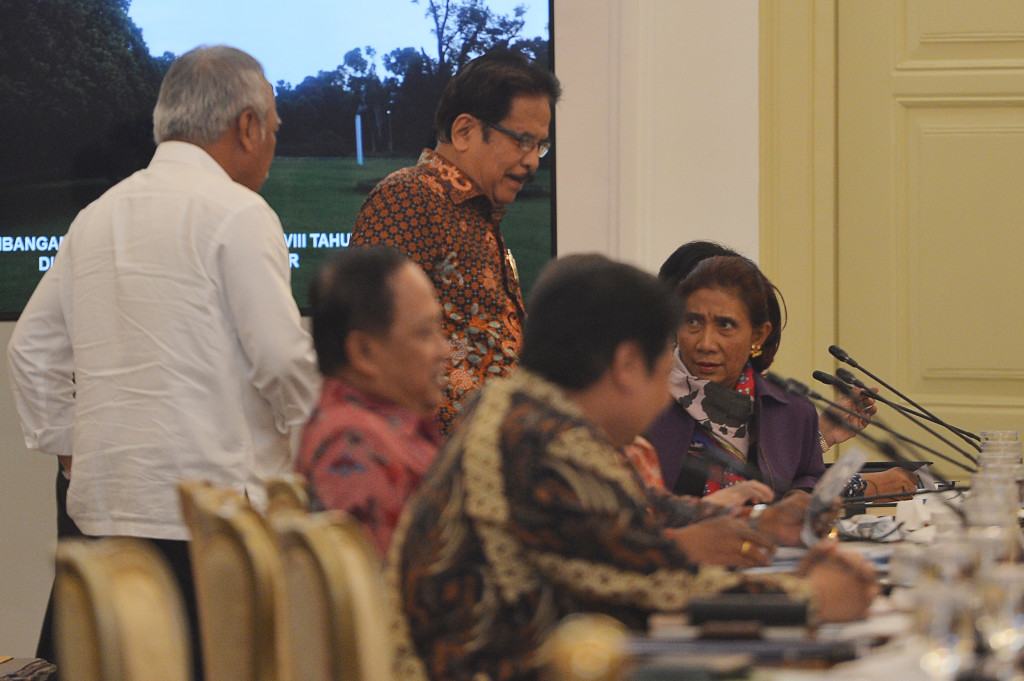 Rapat ini dihadiri oleh para menteri kabinet kerja, seperti Menteri Kelautan dan Perikanan Susi Pudjiastuti berbicara dengan Menteri Agraria dan Tata Ruang/Kepala Badan Pertanahan Nasional Sofyan Djalil dan Menteri PUPR Basuki Hadimuljon.