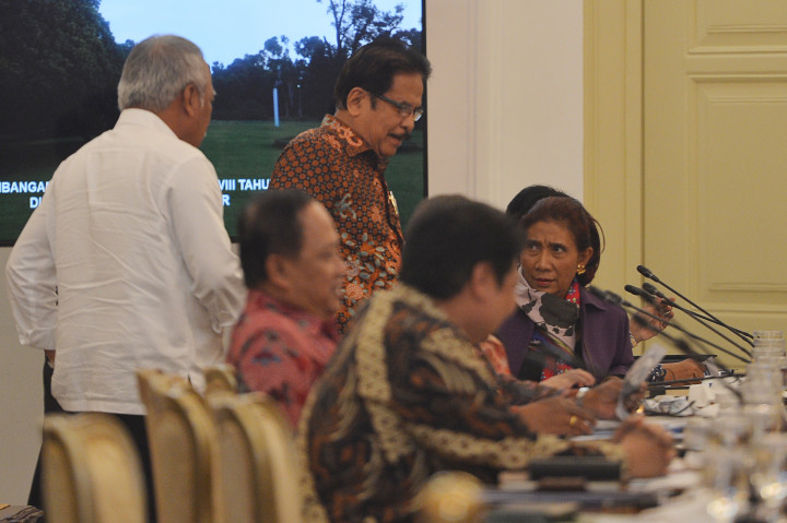 Rapat ini dihadiri oleh para menteri kabinet kerja, seperti Menteri Kelautan dan Perikanan Susi Pudjiastuti berbicara dengan Menteri Agraria dan Tata Ruang/Kepala Badan Pertanahan Nasional Sofyan Djalil dan Menteri PUPR Basuki Hadimuljon.
