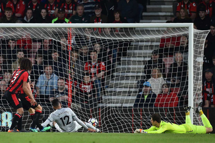 Tim hasil rombakan ini terlihat solid dan Chris Smalling membuka keunggulan timnya melalui penyelesaian jarak dekat pada menit ke-28. 