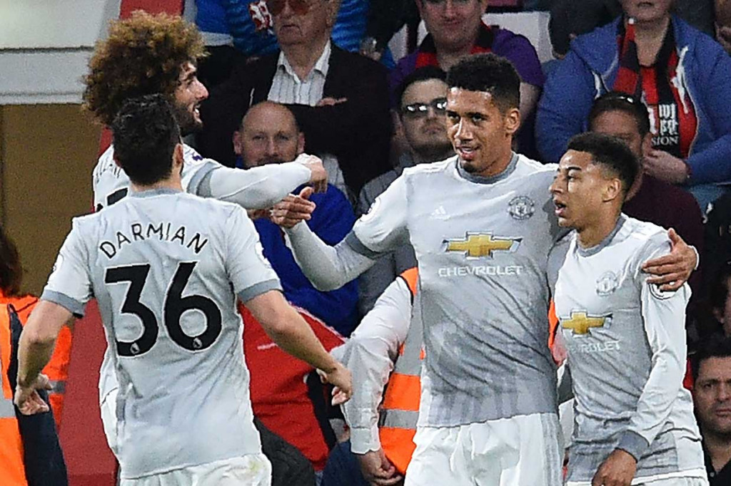 Smalling melakukan selebrasi bersama rekan-rekan setimnya.