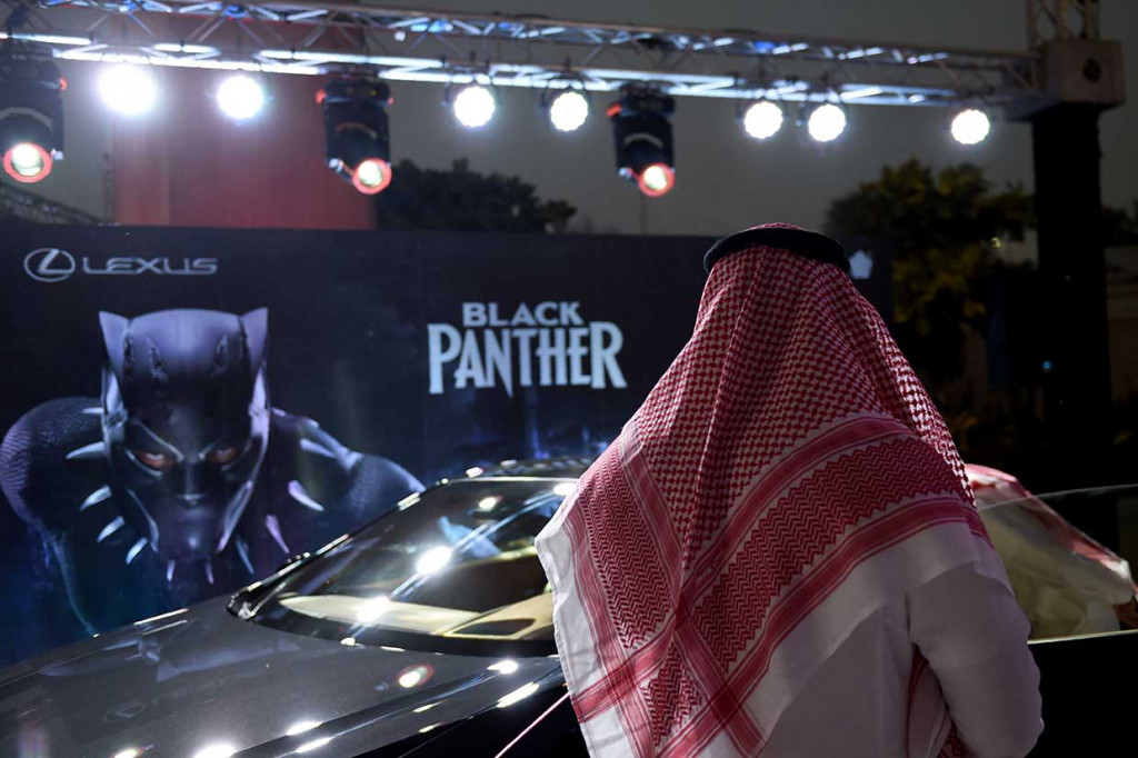 Seorang pria bersiap menonton film 'Black Panther' yang tayang perdana di sebuah bioskop di Riyadh, Arab Saudi, Rabu, 18 April 2018. AFP/Fayez Nureldine