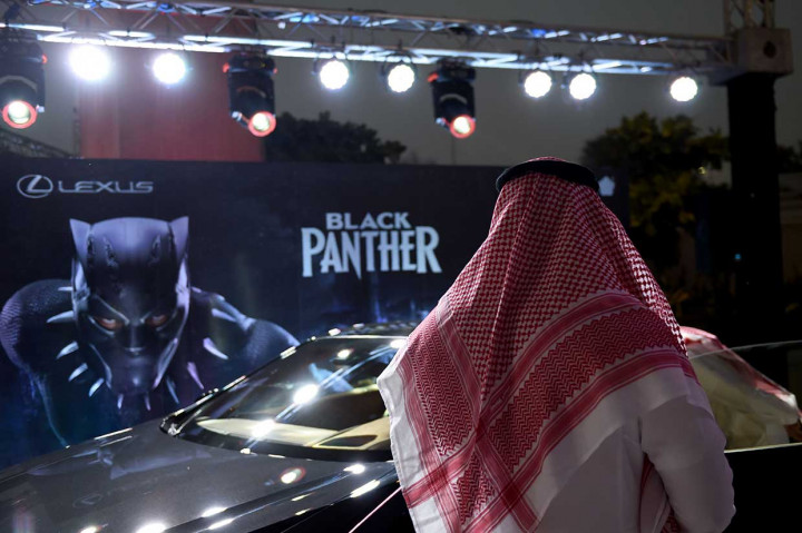 Seorang pria bersiap menonton film 'Black Panther' yang tayang perdana di sebuah bioskop di Riyadh, Arab Saudi, Rabu, 18 April 2018. AFP/Fayez Nureldine