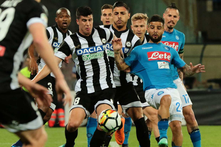 Di awal babak pertama pemain kedua kesebelasan gagal untuk mengancam pertahanan lawan.