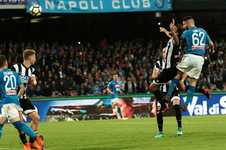 Napoli melengkapi kemenangannya menjadi 4-2 lewat Lorenzo Tonelli pada menit ke-75.
