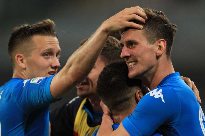 Juventus masih memimpin klasemen dengan 85 poin, disusul Napoli dengan 81 poin, sedangkan AS Roma, yang menang 2-1 atas Genoa, dan Lazio memiliki 64 poin pada dua spot Liga Champions lainnya.