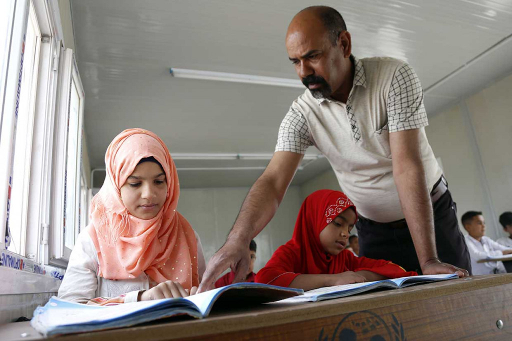 Anak-anak suku kecil Kawliya di Al-Zuhour, Provinsi Diwaniya kembali dapat bersekolah, setelah bertahun-tahun tidak mendapatkan akses pendidikan karena dihancurkan oleh petempur pegaris keras.