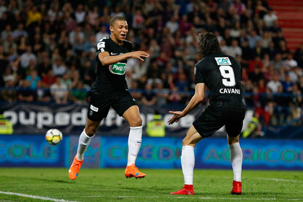 Menit ke-25 PSG akhirnya memecah kebuntuan lewat aksi Kylian Mbappe, menyambut umpang matang Cavani.
