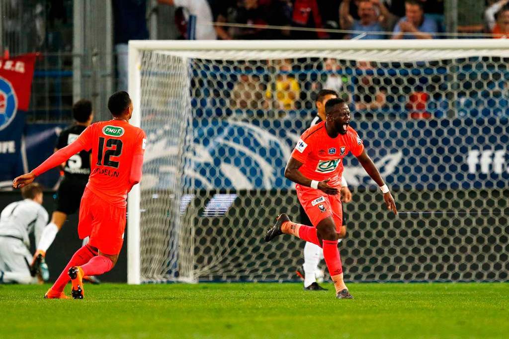 Tuan rumah berhasil menyamakan kedudukan dua menit menjelang turun minum lewat tembakan jarak jauh Ismael Diomande.