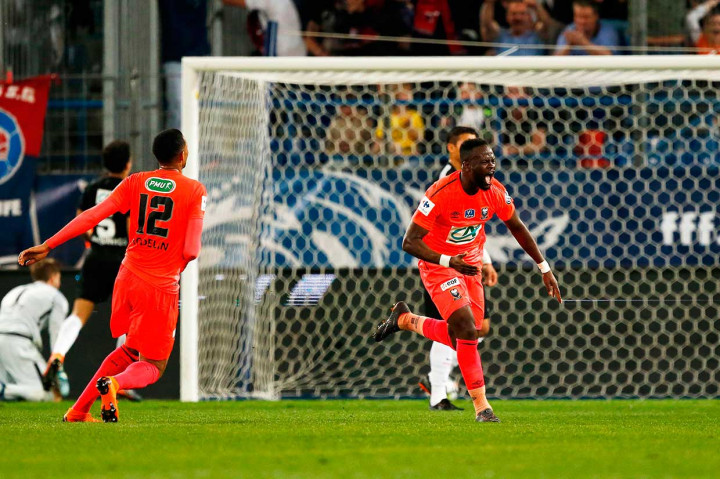 Tuan rumah berhasil menyamakan kedudukan dua menit menjelang turun minum lewat tembakan jarak jauh Ismael Diomande.