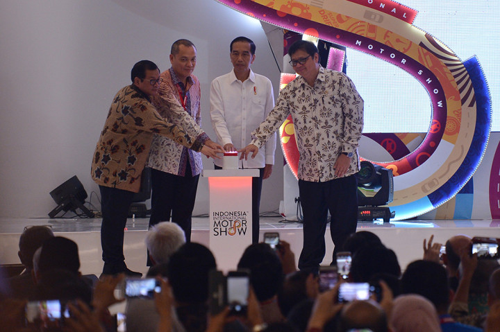 Presiden Joko Widodo didampingi Menteri Perindustrian Airlangga Hartarto, Seskab Pramono Anung dan Komisaris Utama PT Dyandra Media International Lilik Oetama menekan tombol ketika membuka Indonesia International Motor Show 2018 di JI Expo, Kemayoran, Jakarta.