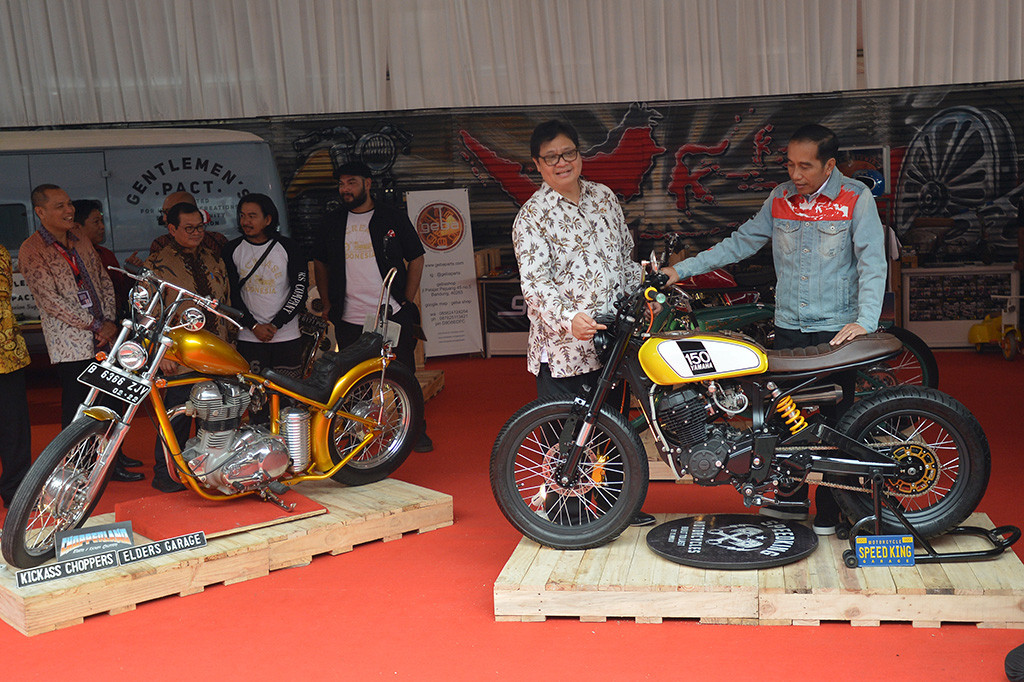 Setelah membuka IIMS 2018, Presiden Joko Widodo (Jokowi) meninjau pameran mobil di lokasi. Saat meninjau, Jokowi mengenakan jaket denim custom yang bergambar peta Indonesia di bagian depannya. Jaket itu dipakai Jokowi saat touring dengan motor chopper-nya di Sukabumi, beberapa waktu lalu.
