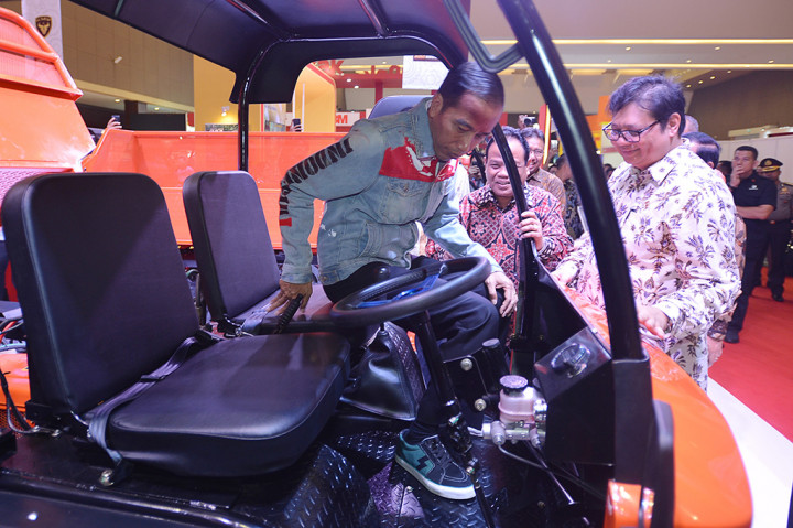 
Presiden Joko Widodo mencoba mobil pedesaan yang diproduksi oleh PT Kiat Mahesa Wintor pada pameran otomotif Indonesia International Motor Show 2018 di JI Expo, Kemayoran, Jakarta.