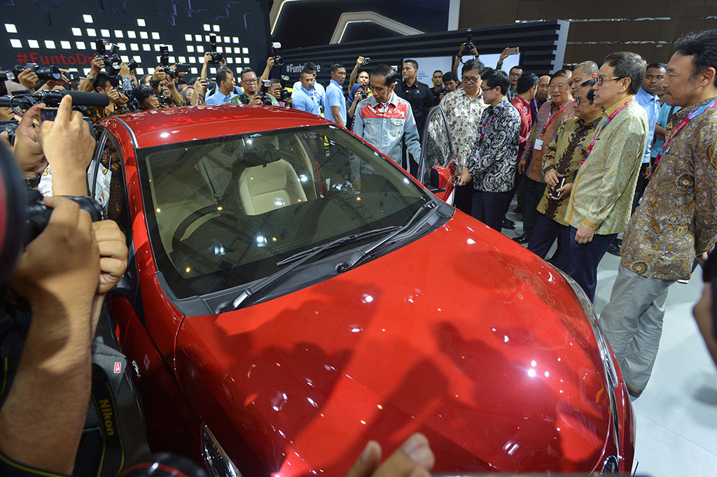 Presiden Joko Widodo mencoba produk Toyota pada pameran otomotif Indonesia International Motor Show 2018 di JI Expo, Kemayoran, Jakarta.