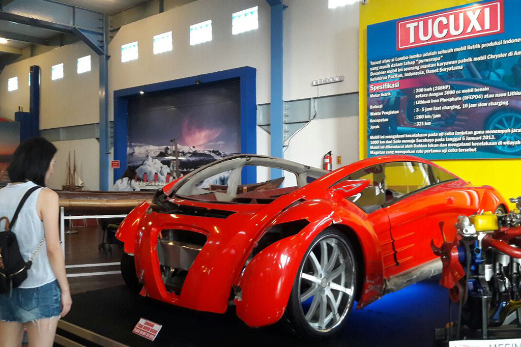 Pengunjung sedang melihat koleksi museum angkut di Kota Batu Jawa Timur. 