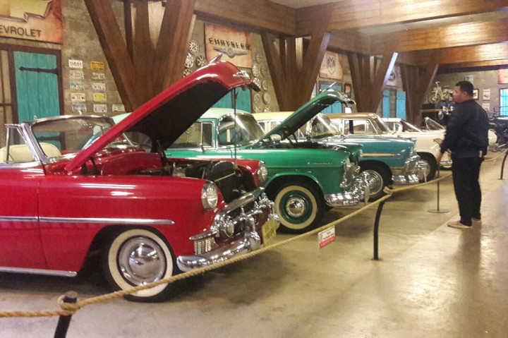 Di museum ini, terdapat 500 lebih kendaraan dari berbagai negara, mulai dari tahun 1901 hingga saat ini. Bahkan, terdapat juga sejumlah kendaraan yang digunakan dalam film-film hollywood.