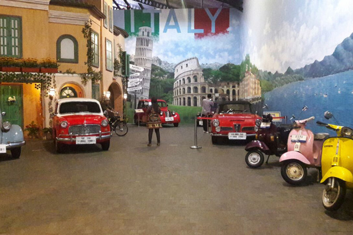 Selain itu, di sini Anda juga bisa menikmati suasana glamor khas Las Vegas, berpose di depan miniatur Istana Buckingham, atau menikmati camilan lezat di kawasan Pasar Apung. 