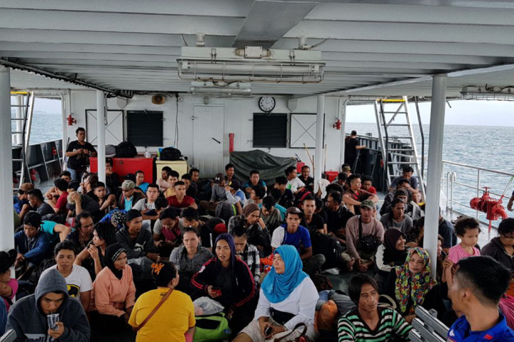 Speedboat tersebut membawa 101 orang dengan rincian 98 orang TKI Ilegal (75 orang Laki-laki dan 22 orang perempuan) dan 4 orang anak- anak ( 2 orang Laki - laki dan 2 orang perempuan).