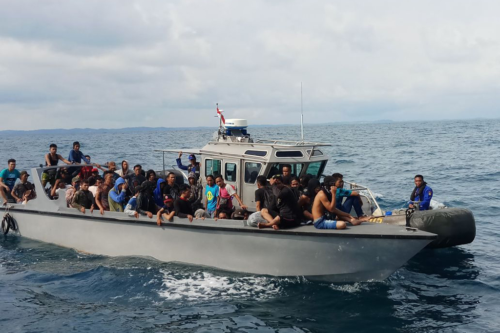 Selanjutnya tersangka beserta ABK dan TKI illegal tersebut dibawa menuju Pelabuhan Batu Ampar guna proses lebih lanjut.
