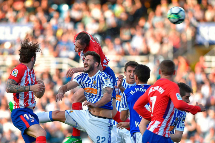 Atletico berupaya menyamakan kedudukan, namun tandukan Diego Godin belum berhasil menembus gawang Sociedad.