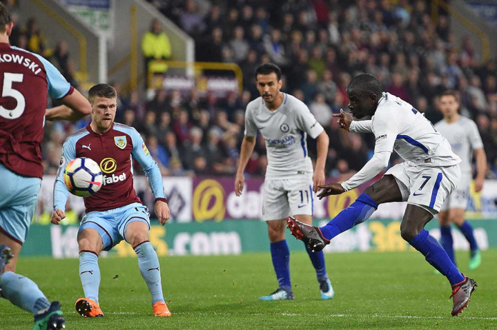 Di menit-menit akhir babak pertama gelandang Chelsea N'Golo Kante melakukan percobaan tembakan dari luar kotak penalti, namun bola masih melambung.