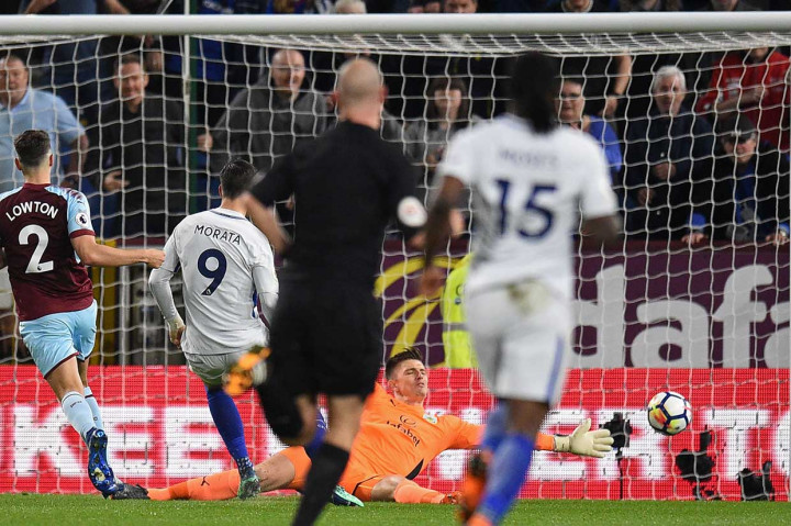 Chelsea berpeluang menggandakan keunggulan pada menit ke-55. Namun Alvaro Morata menyia-nyiakan peluang emas saat tinggal berhadapan satu lawan satu dengan kiper Burnley Nick Pope. Tembakannya masih melebar.