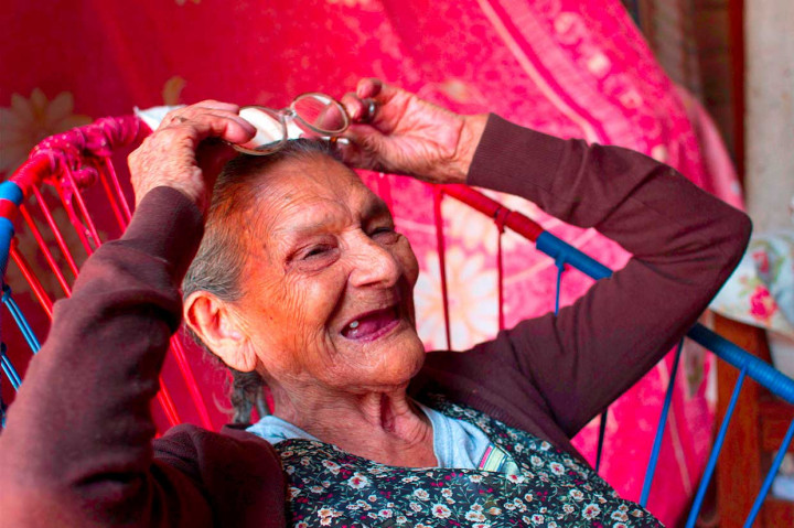 Palacios yang bertekad menyelesaikan sekolah saat ulang tahun ke-100 menjadi murid paling antusias di kelas. Dia dengan tekun mencatat pelajaran kimia dan matematika dan bahkan mengatur hal-hal di kelas dansa.