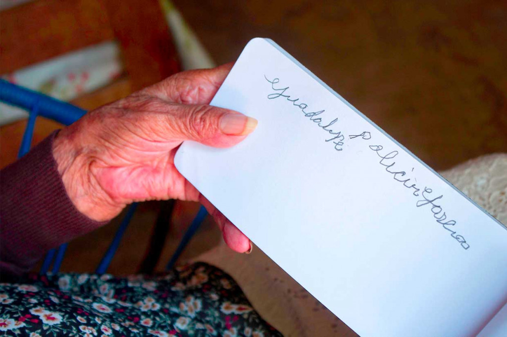 Nenek yang biasa dipanggil 'Dona Lupita' ini mendapat sambutan meriah dari teman-teman yang usianya terpaut delapan dekade lebih muda darinya di SMA di Kota Tuxtla Gutierrez.