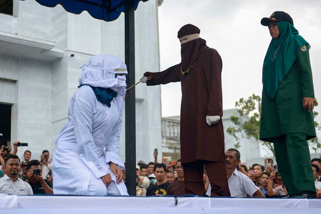 Pelanggar syariat Islam menjalani hukuman cambuk di halaman Masjid Jamik Kemukiman Lueng Bata, Kecamatan Lueng Bata, Banda Aceh, Jumat, 20 April 2018.