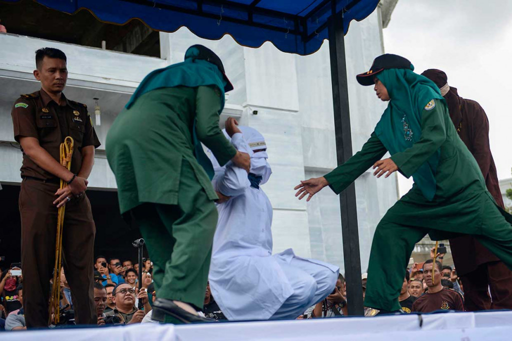 Selain dua PSK tersebut, tiga pasangan nonmuhrim pelaku ikhtilat (berduaan di tempat sepi) juga mendapat hukuman 11 hingga 22 kali cambuk di muka umum. 