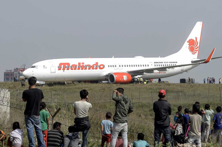 Tidak ada yang terluka dalam insiden itu tetapi penerbangan ke bandara tersebut dialihkan, sementara pihak berwenang berusaha mengevakuasi pesawat yang terjebak dalam lumpur.