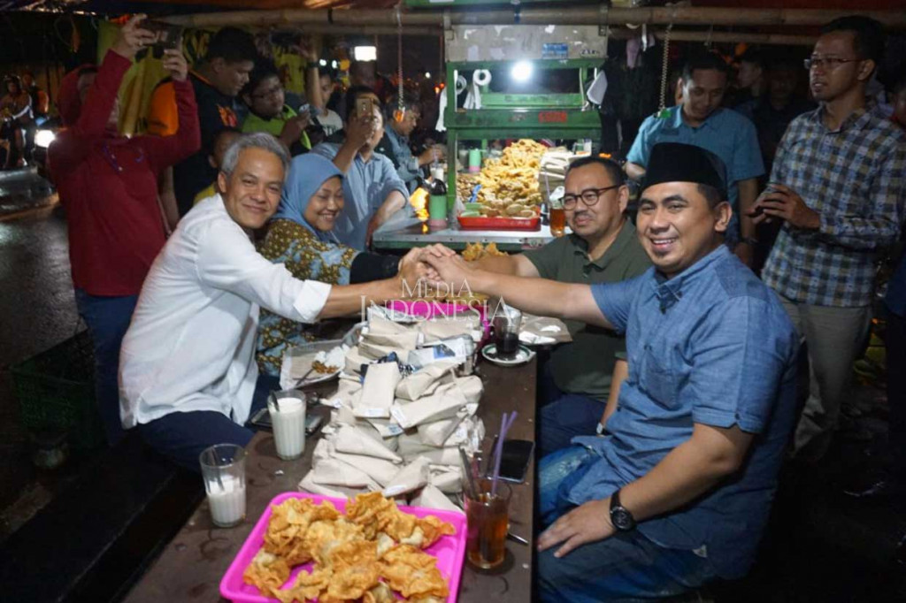 Kedua pasangan cagub tersebut kemudian melanjutkan kegiatan dengan makan malam bersama dalam satu meja dengan menu nasi bungkus dan minuman susu jahe hangat. Keempatnya tampak santai ketika berbincang di warung angkringan. Tidak ada bahasan serius dalam pertemuan yang berawal dari saling balas di media sosial itu.