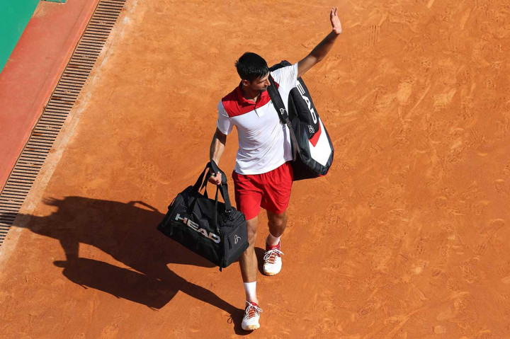 Djokovic yang tidak mencapai delapan besar turnamen sejak Wimbledon tahun silam, mengalami masalah dengan cedera sikunya.