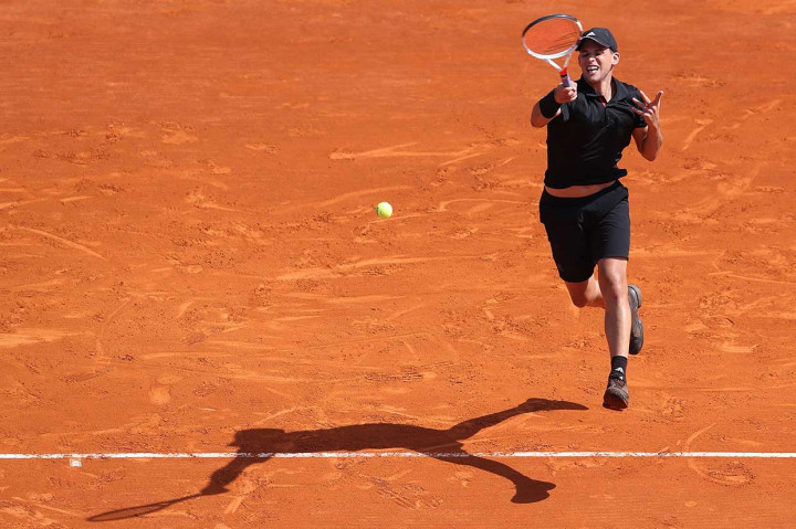 Thiem melakukan gebrakan menentukan pada gim ketujuh set terakhir dengan pukulan backhandnya, dan memastikan kemenangan dengan break lain pada match point keduanya.