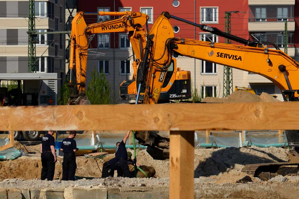 Bom seberat 500 kilogram tersebut ditemukan di lokasi konstruksi di Berlin tengah dan semua bangunan dalam radius 800 meter dikosongkan sejak pukul 09.00 (14.00 WIB).