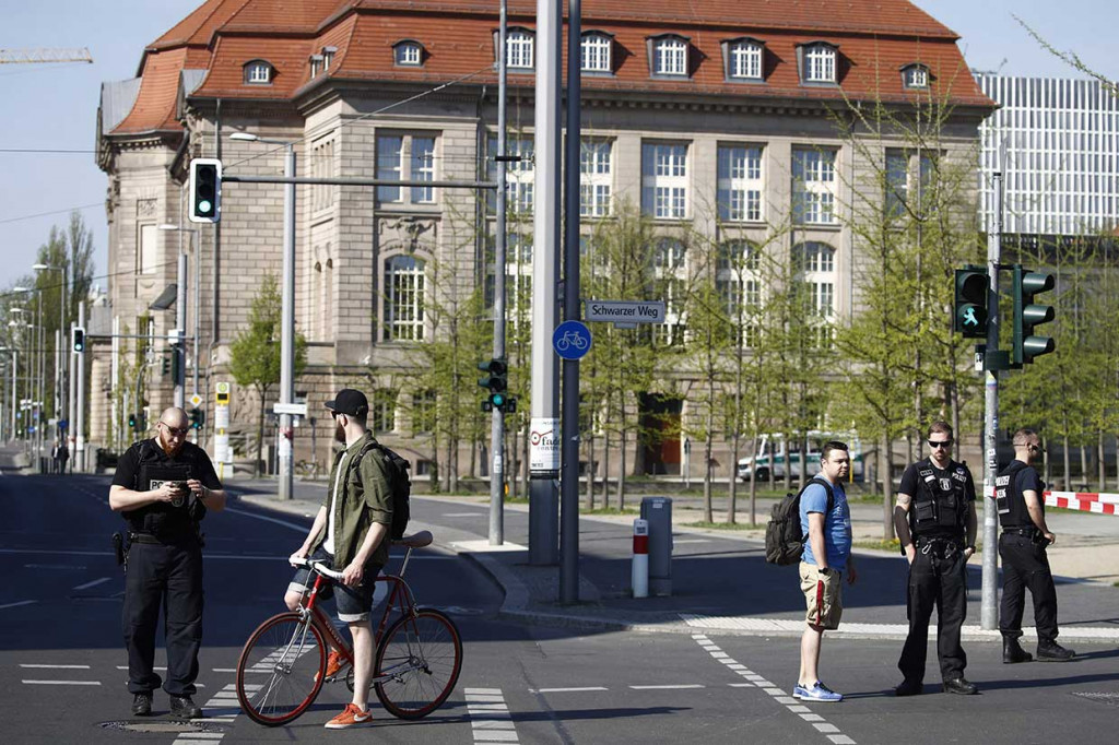 Bangunan yang dikosongkan termasuk stasiun kereta api sentral Berlin, Kedubes RI untuk Berlin, Kementerian Ekonomi, museum, dan sebagian dari rumah sakit Charite.