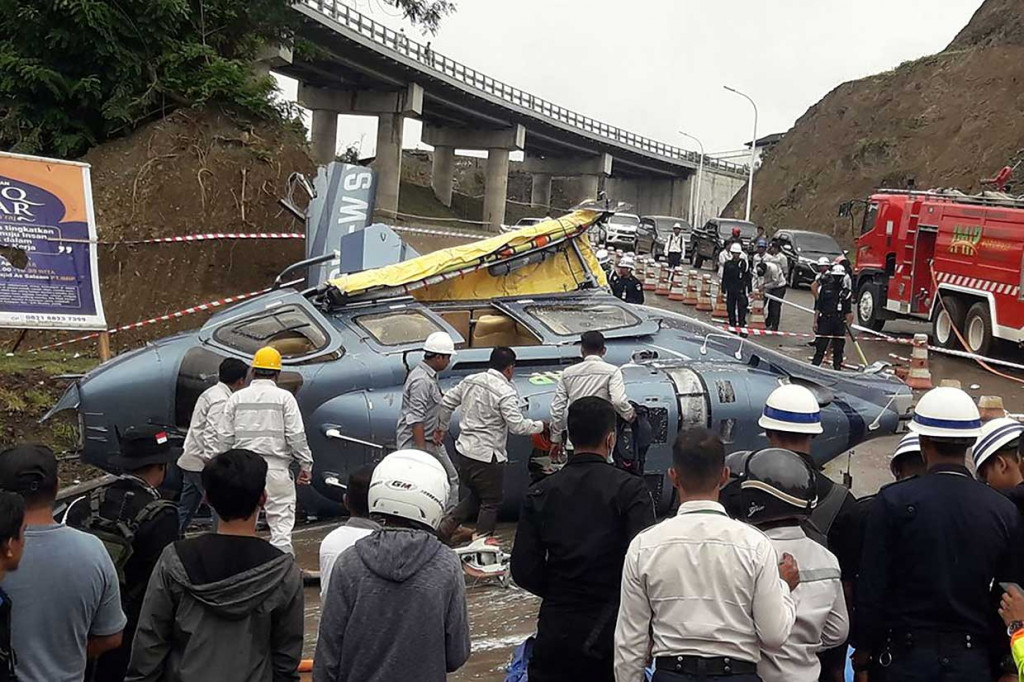Akibat kecelakaan tersebut satu orang tewas sementara enam penumpang mengalami luka ringan dan berat.