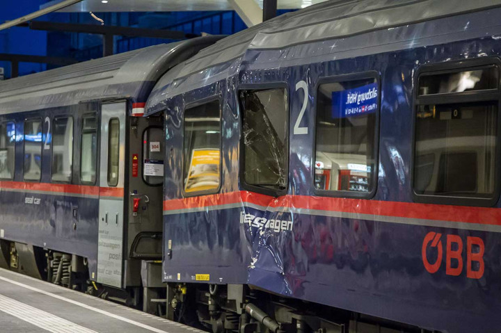 Kecelakaan itu terjadi ketika sebuah kereta yang tiba dari Venesia menabrak kereta lain yang datang dari Zurich. Dua rangkaian gerbong tersebut sebenarnya akan digabungkan sebelum menuju ke Wina.